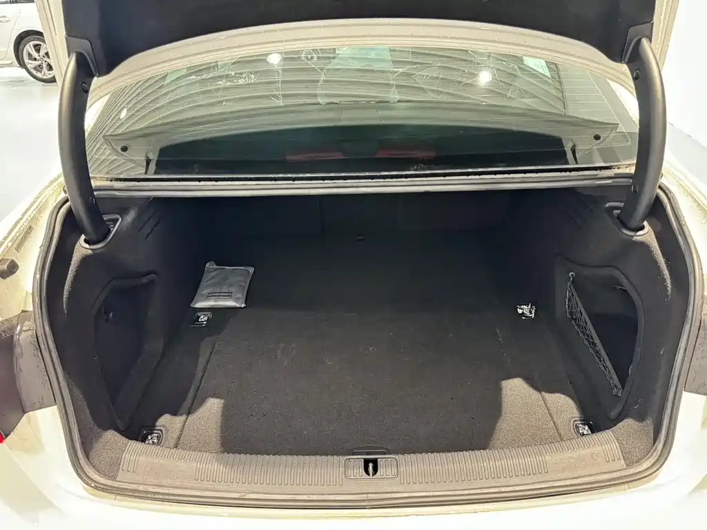 Audi A4L — миниатюра 16