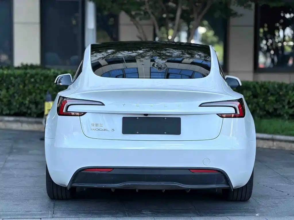 Tesla Model 3 — миниатюра 10