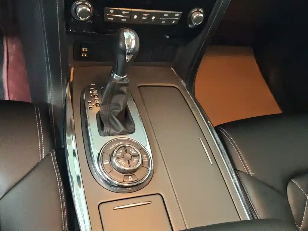 Nissan Patrol — миниатюра 13
