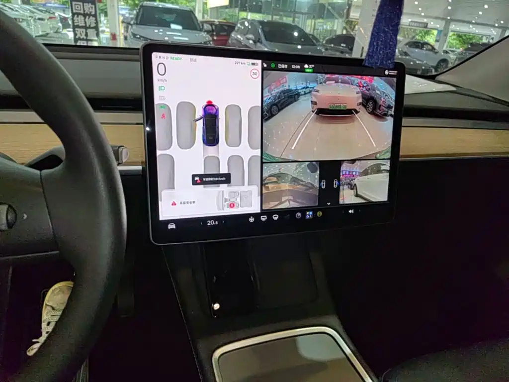 Tesla Model Y — миниатюра 13