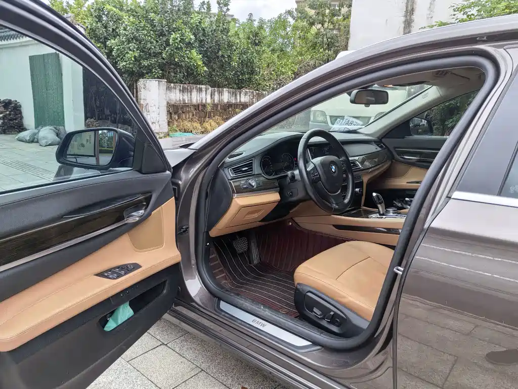BMW 7 Series — миниатюра 8