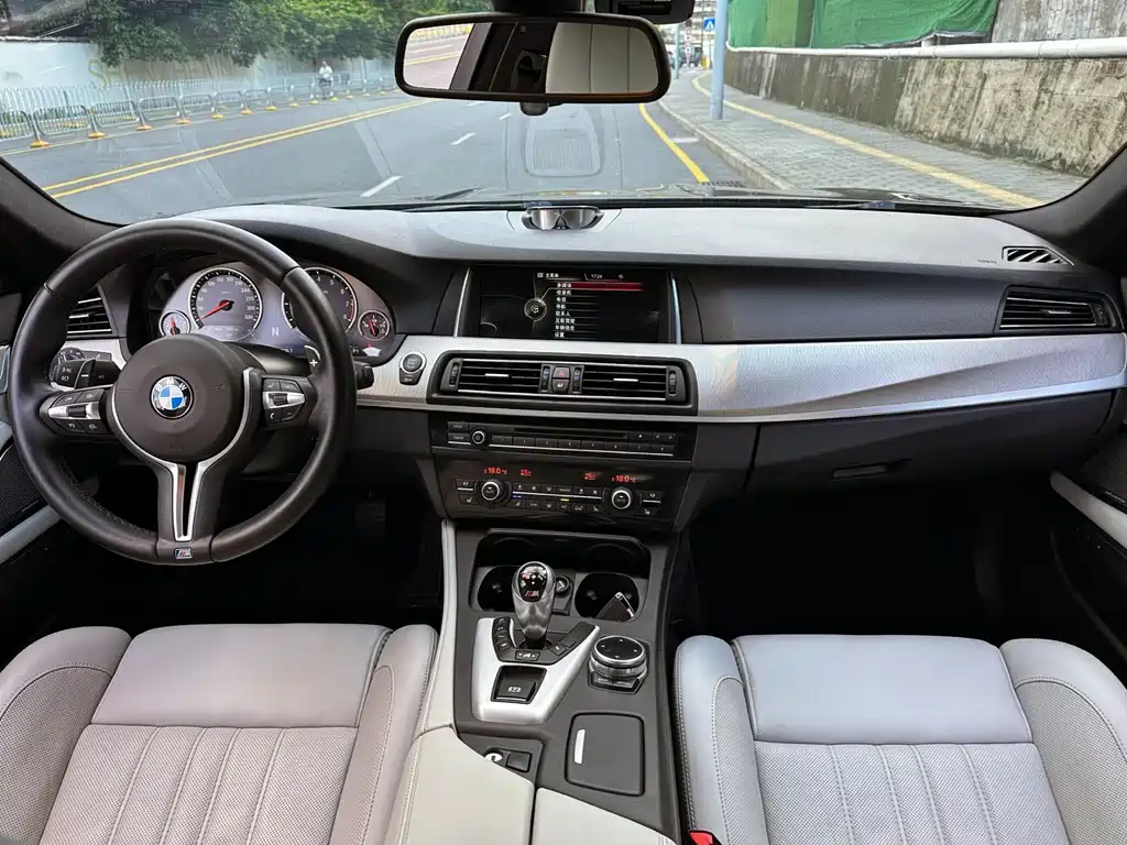 BMW M5 — миниатюра 5