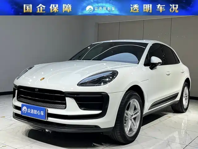 PORSCHE MACAN