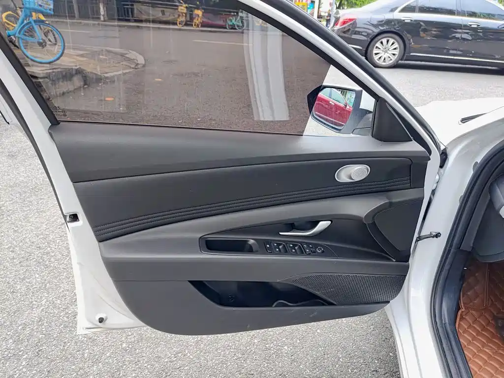 Hyundai Elantra — миниатюра 6