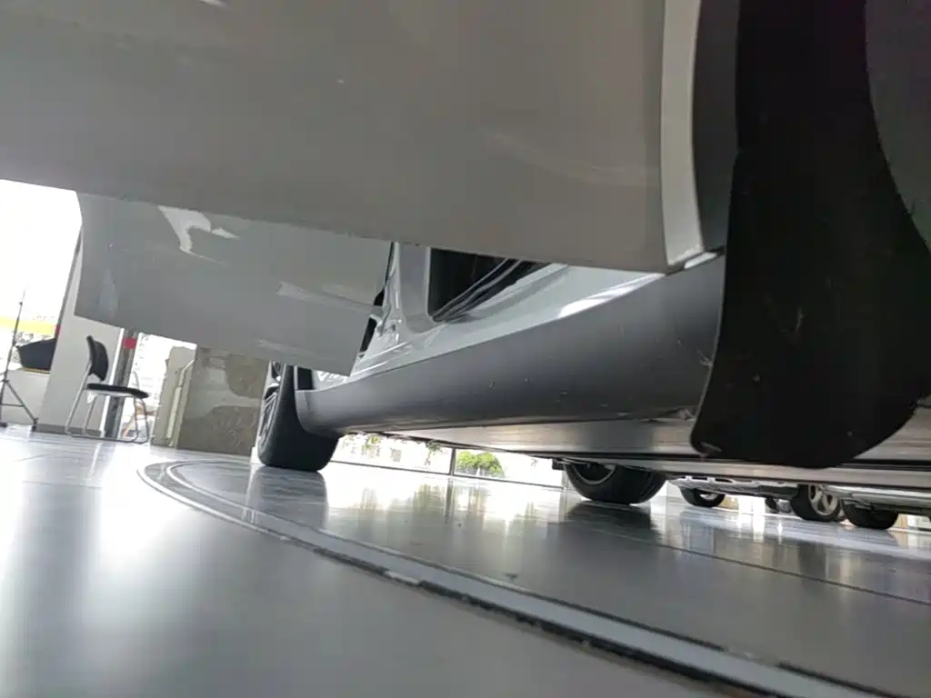 Tesla Model Y — миниатюра 21
