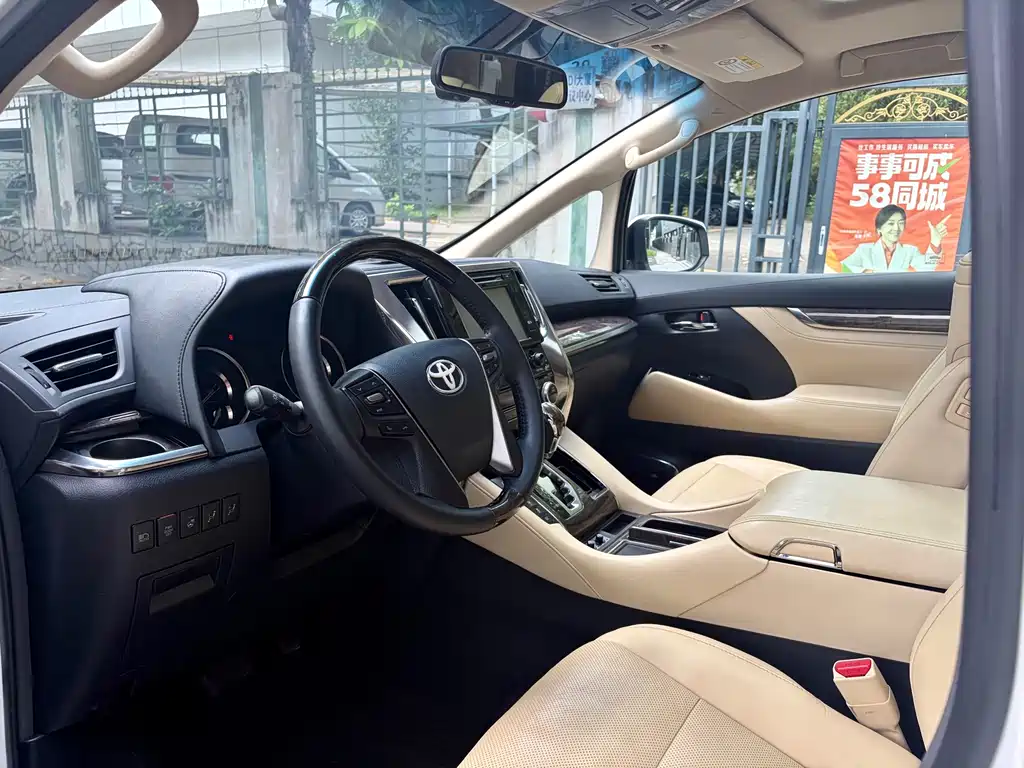 Toyota Alphard — миниатюра 5