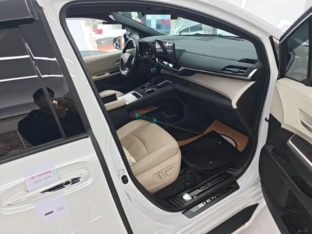 Toyota Sienna — миниатюра 9