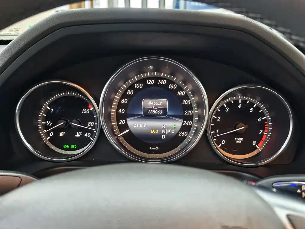 Mercedes-Benz E-Class — миниатюра 9