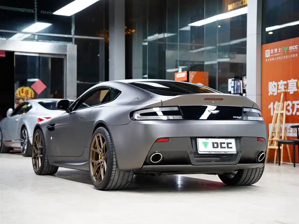 ASTON MARTIN V8 VANTAGE