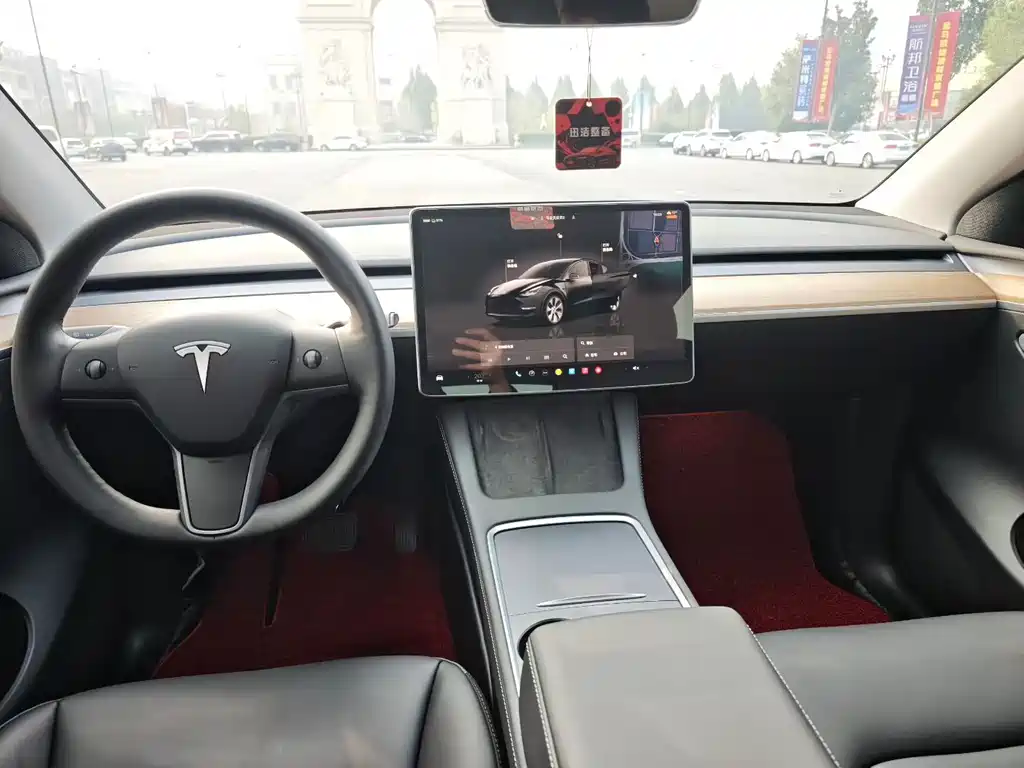 Tesla Model Y — миниатюра 8