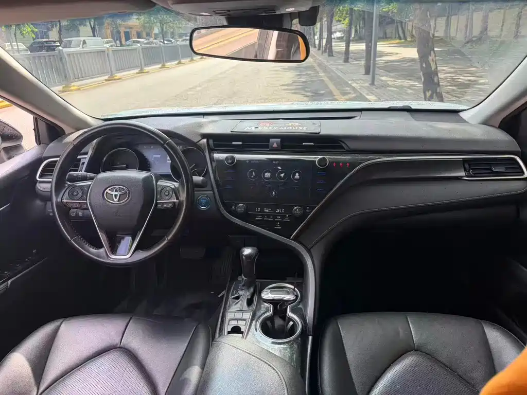 Toyota Camry — миниатюра 5