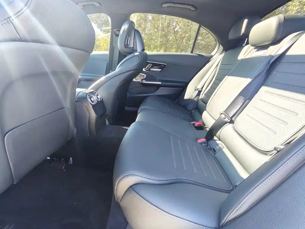 Mercedes-Benz C-Class — миниатюра 6