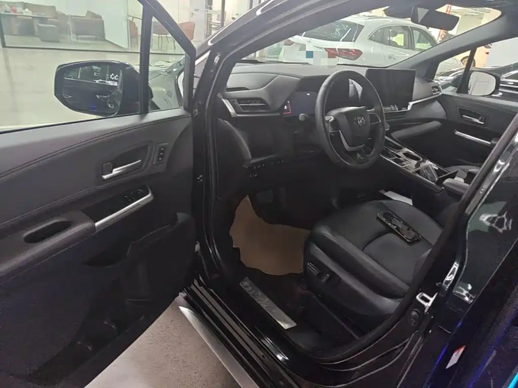 Toyota Granvia — миниатюра 16
