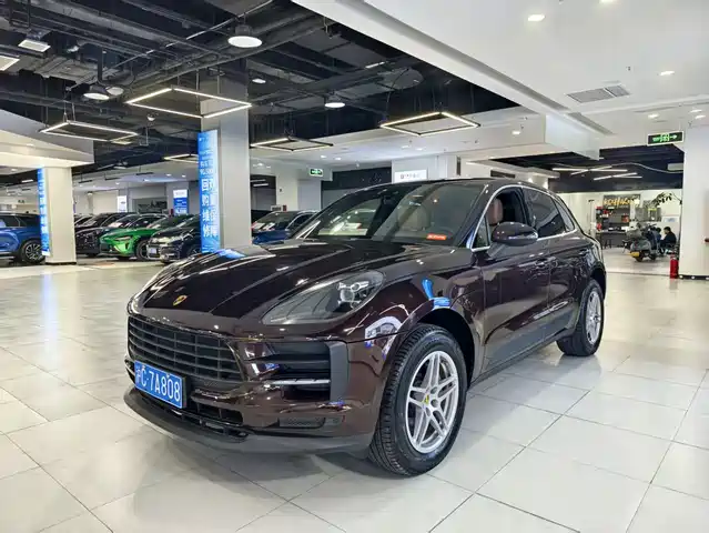 PORSCHE MACAN