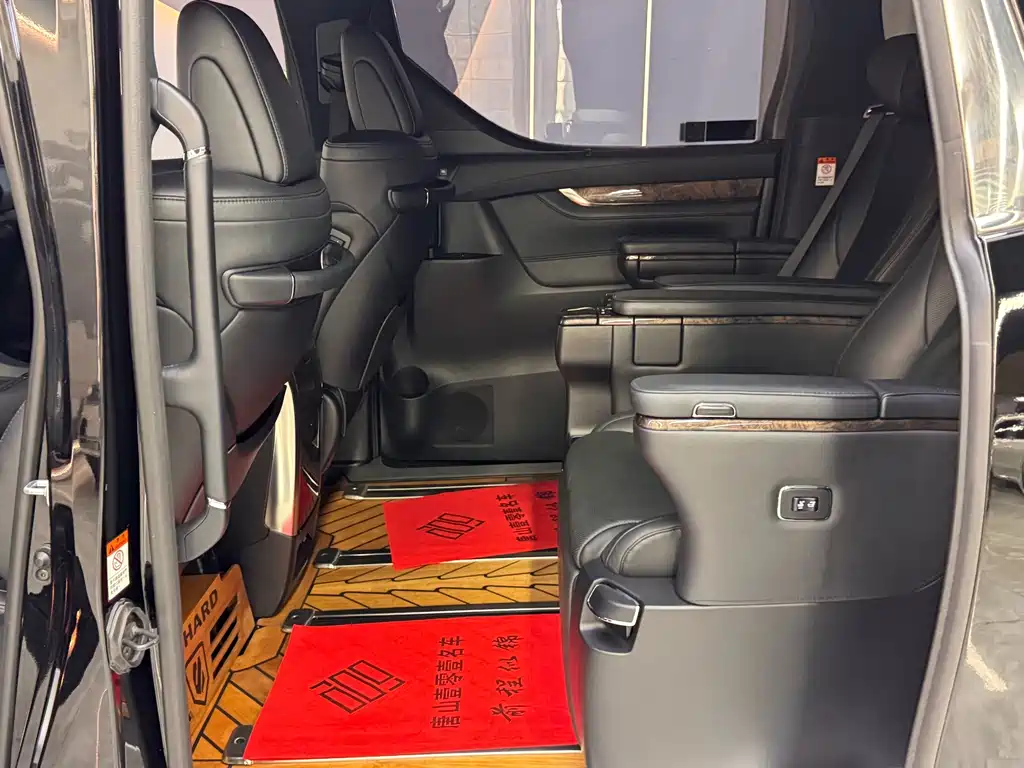Toyota Alphard — миниатюра 17