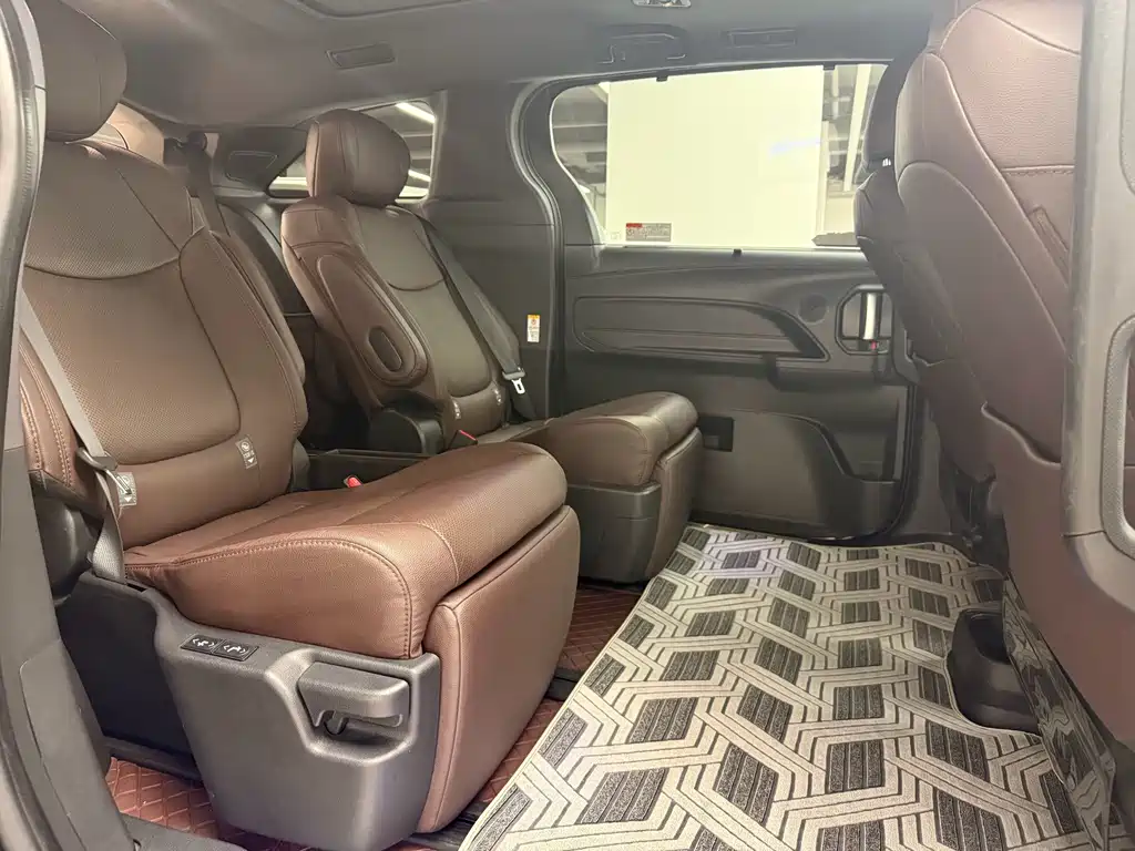 Toyota Sienna — миниатюра 16