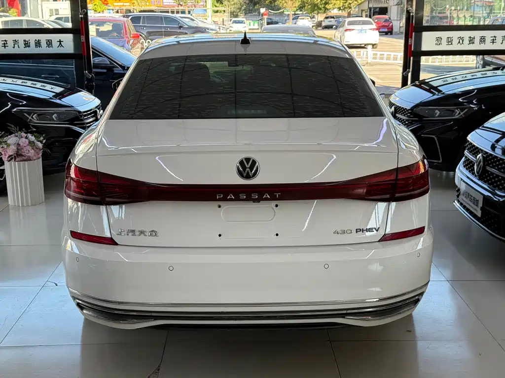Volkswagen Passat PHEV — миниатюра 12