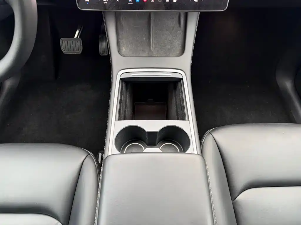 Tesla Model Y — миниатюра 17