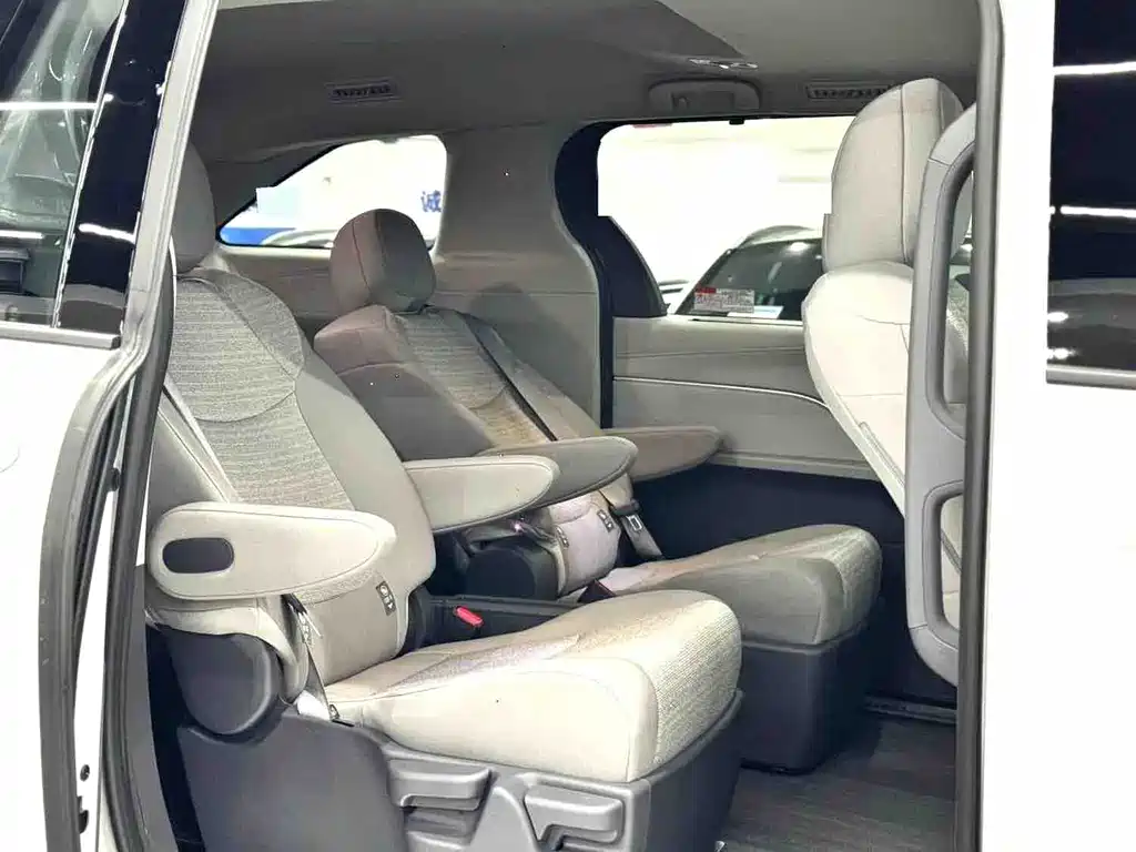 Toyota Sienna — миниатюра 10