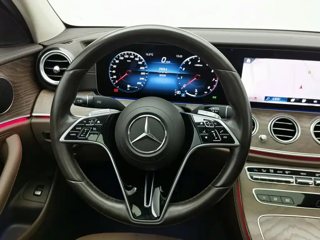 Mercedes-Benz E-Class — миниатюра 11