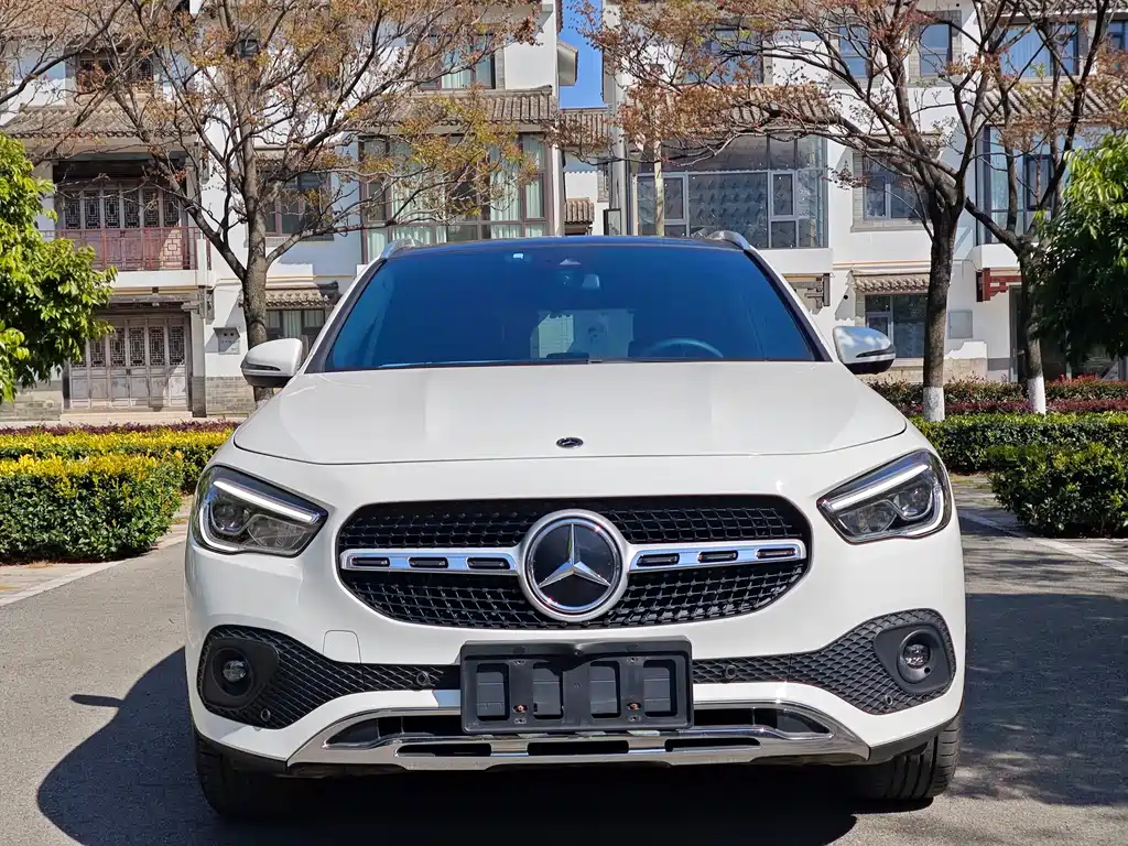 MERCEDES-BENZ GLA