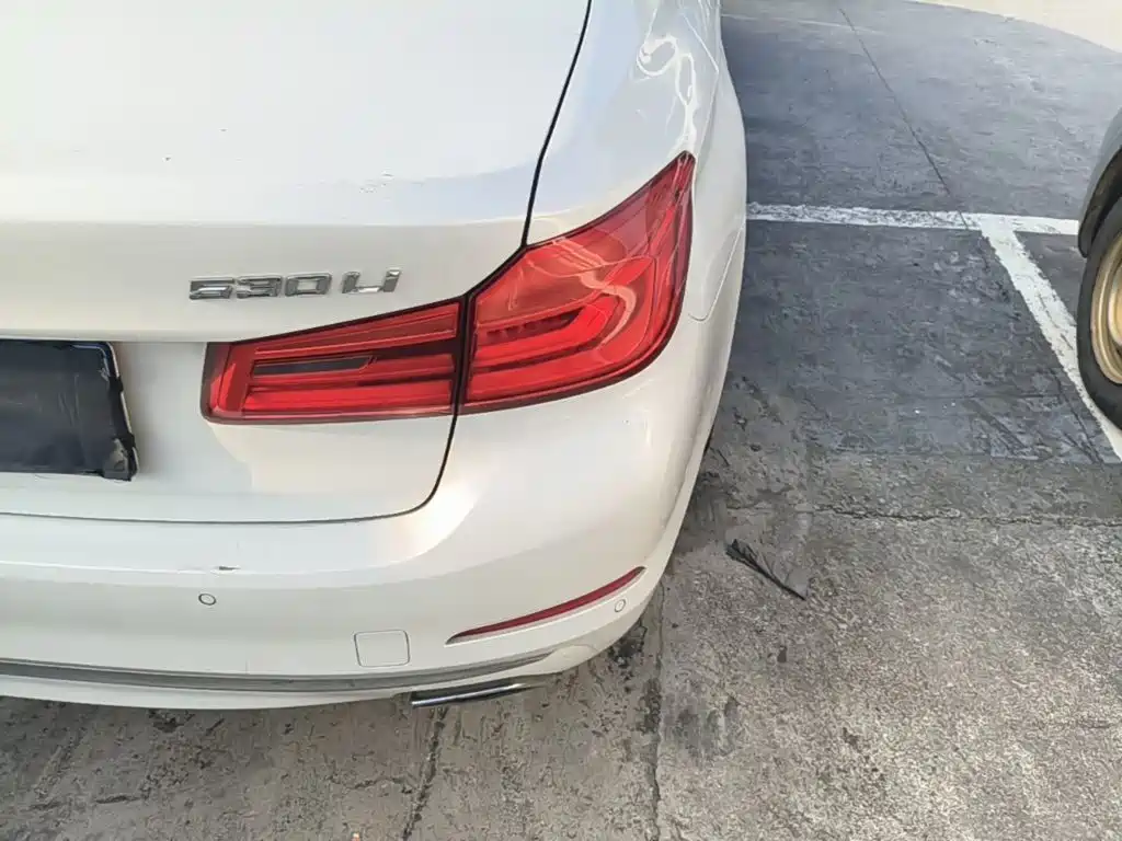 BMW 5 Series — миниатюра 8