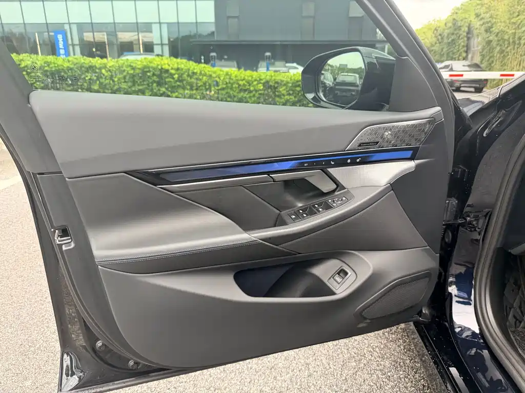 BMW 宝马i5(进口) — миниатюра 10