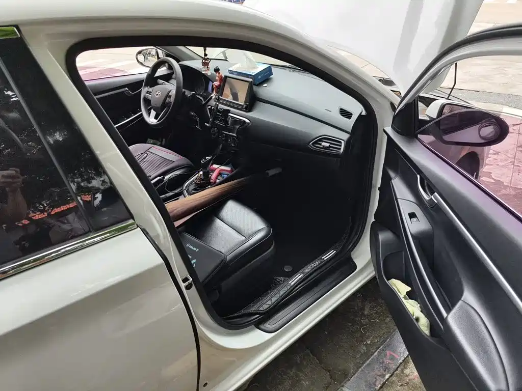 Hyundai Elantra — миниатюра 20