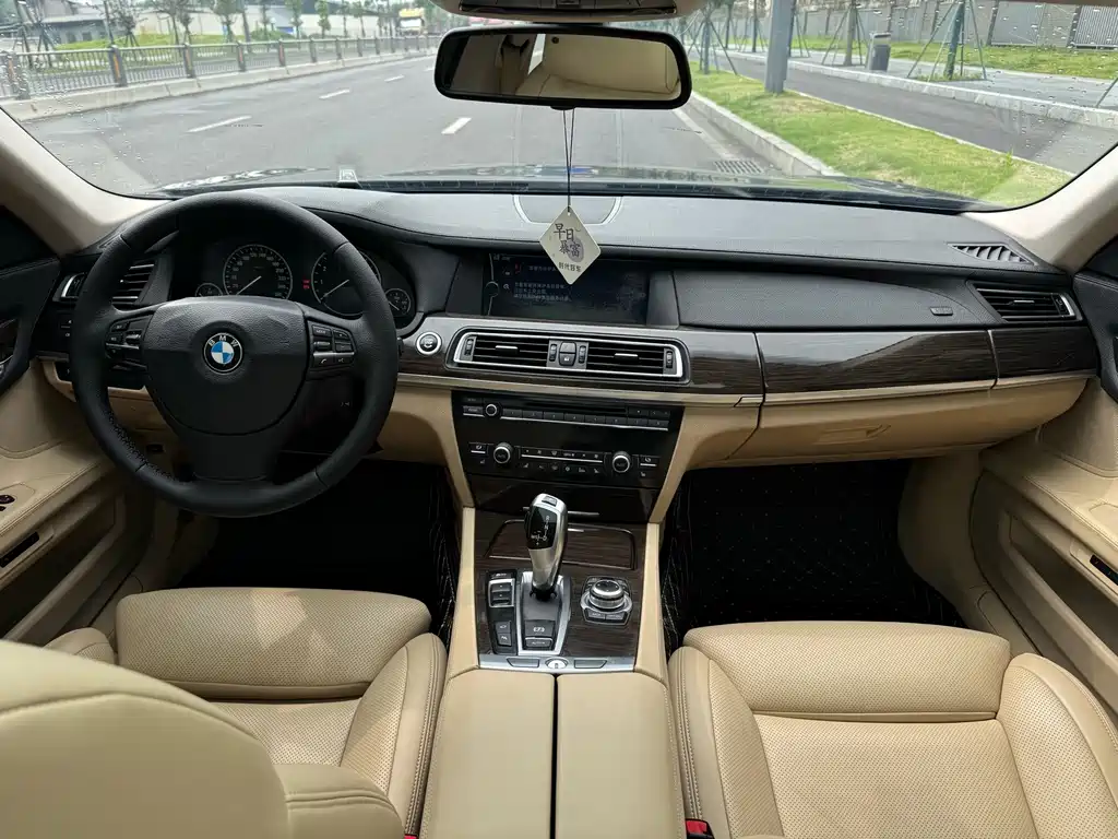 BMW 7 Series — миниатюра 7