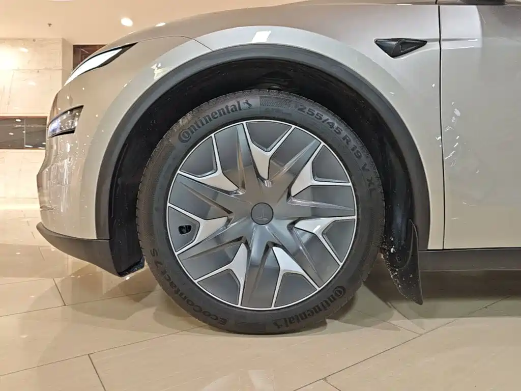 Tesla Model Y L — миниатюра 23