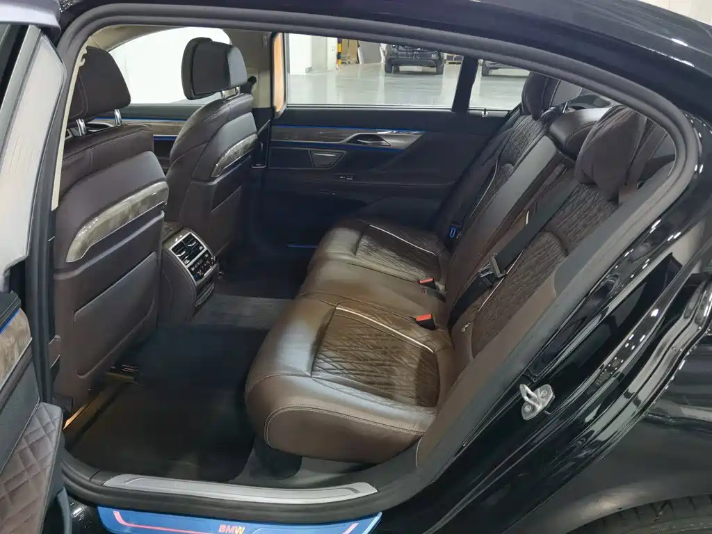 BMW 7 Series — миниатюра 15