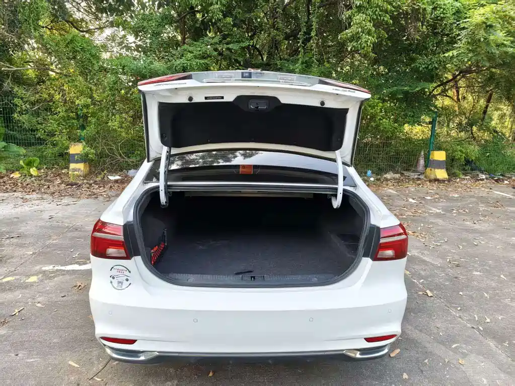 Roewe i6 New Energy — миниатюра 8