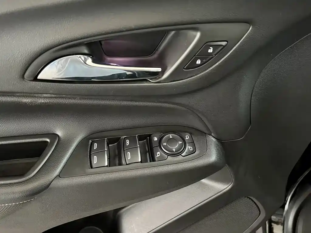 Chevrolet Equinox — миниатюра 18