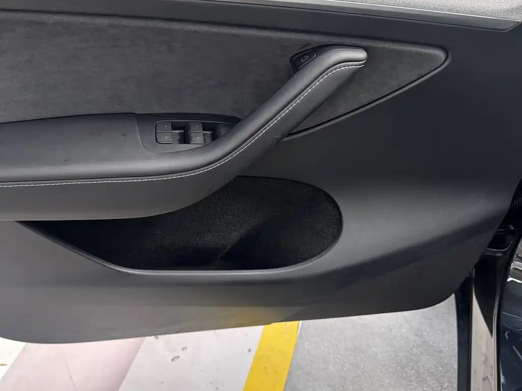 Tesla Model Y — миниатюра 7