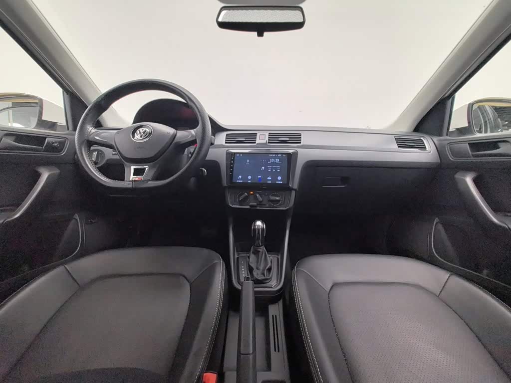 Volkswagen Santana 1.5 л 2022 г. Белый, пробег 30000 км