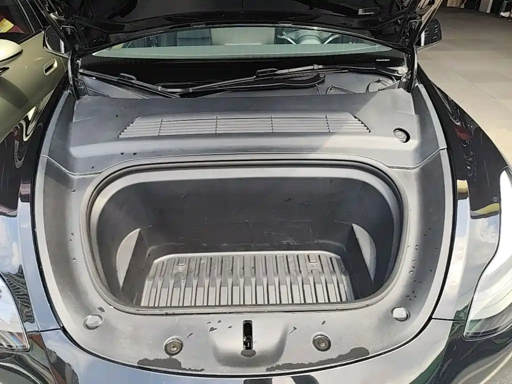 Tesla Model Y — миниатюра 20