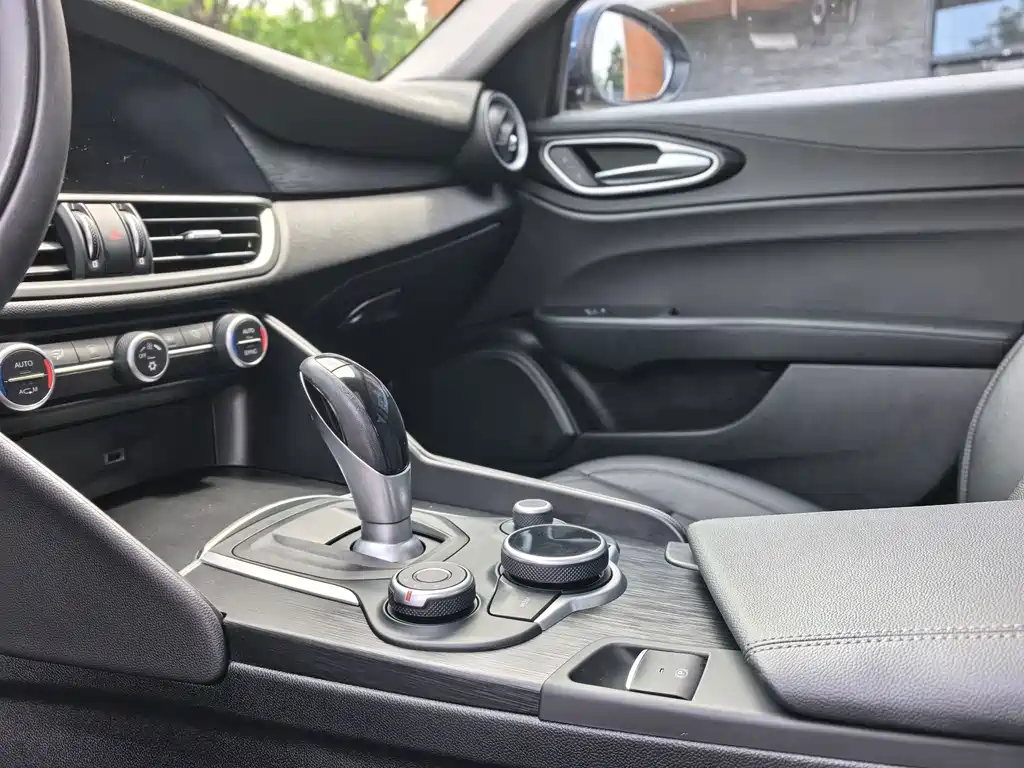 Alfa Romeo Giulia — миниатюра 10