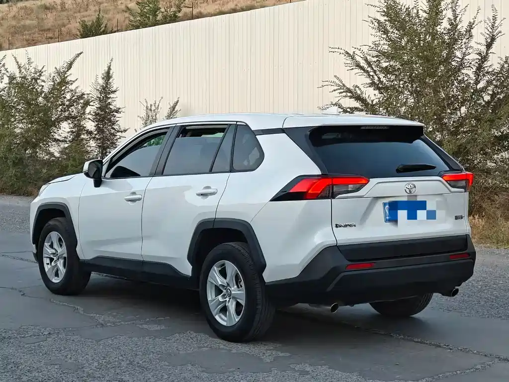 Toyota RAV4 — миниатюра 6