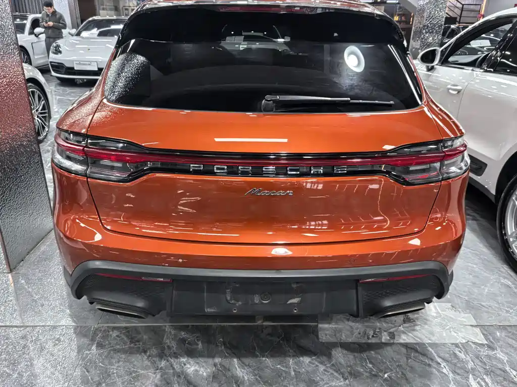 PORSCHE MACAN