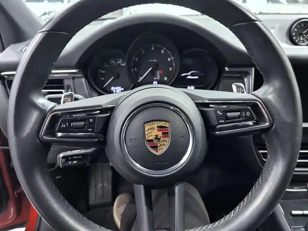PORSCHE MACAN