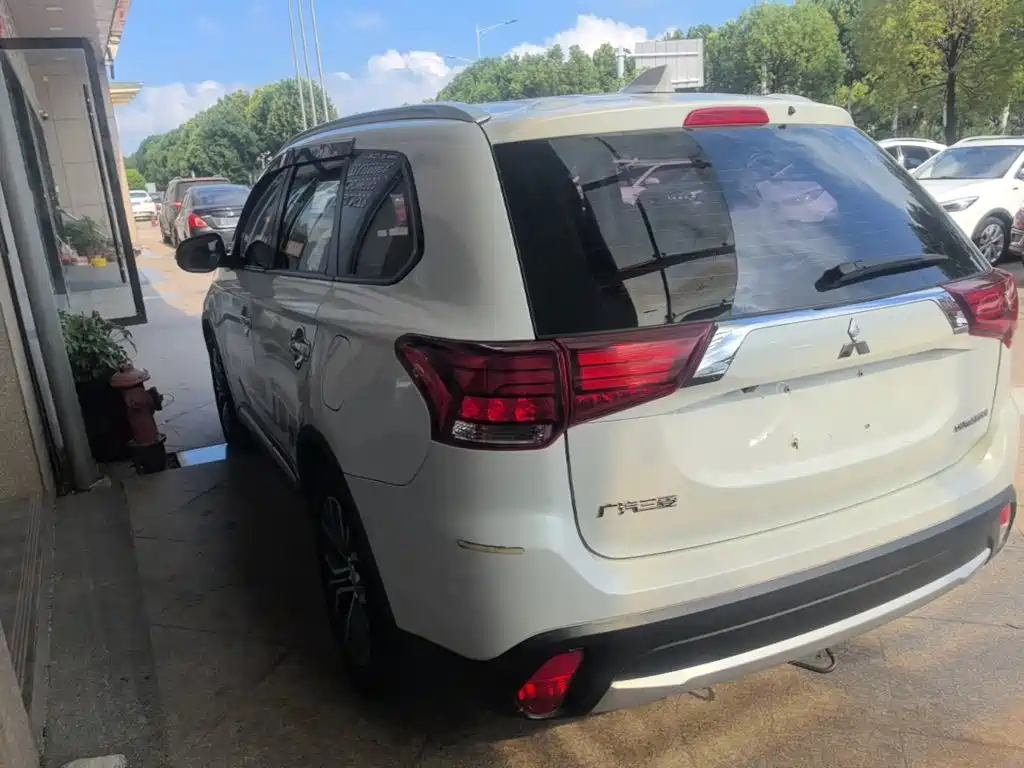 Mitsubishi Outlander — миниатюра 5