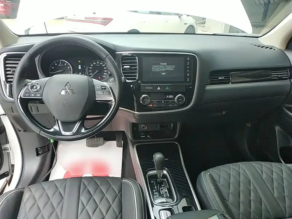Mitsubishi Outlander — миниатюра 10