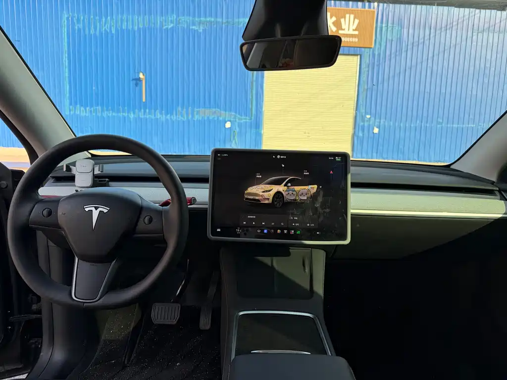 Tesla Model Y — миниатюра 9