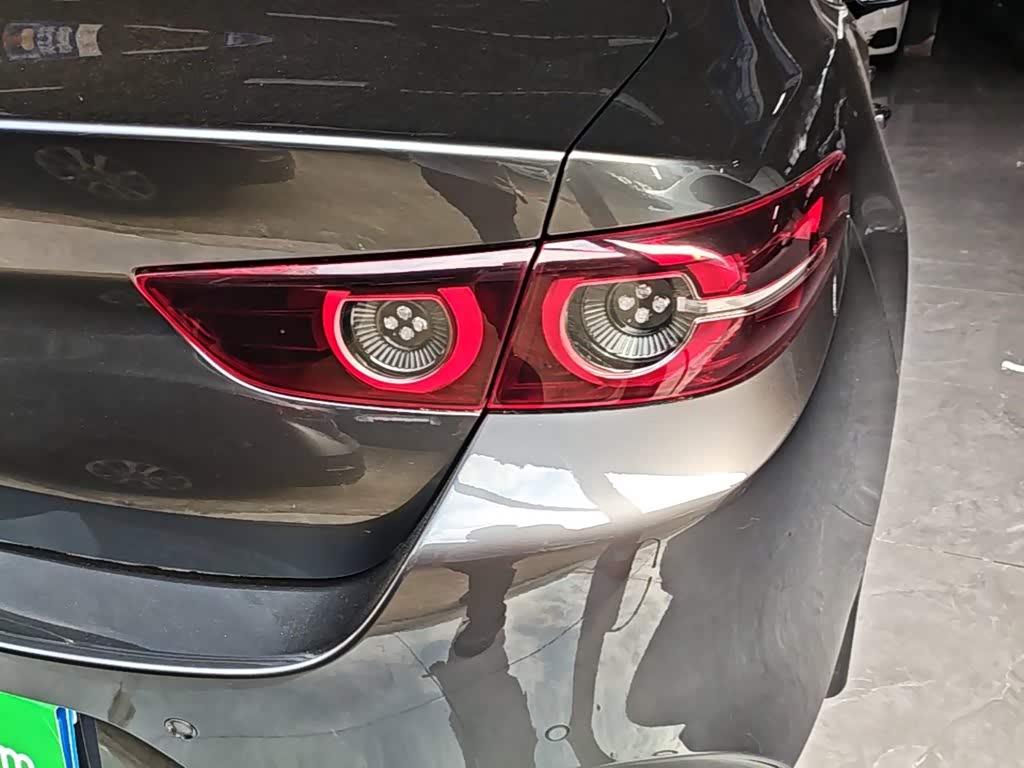 Mazda Mazda3 Axela 2.0 л 2023 г. Серебристо-серый, пробег 23800 км