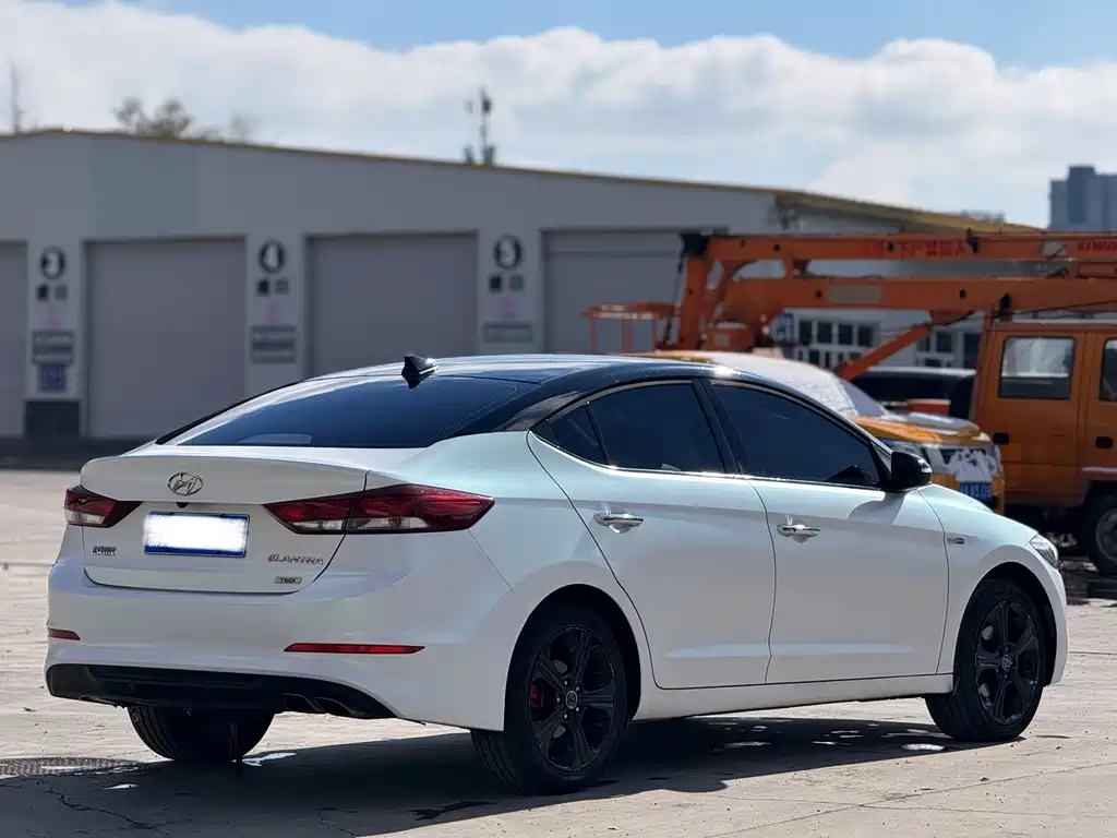 Hyundai Elantra — миниатюра 9