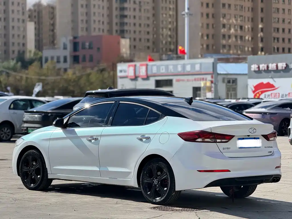 Hyundai Elantra — миниатюра 7