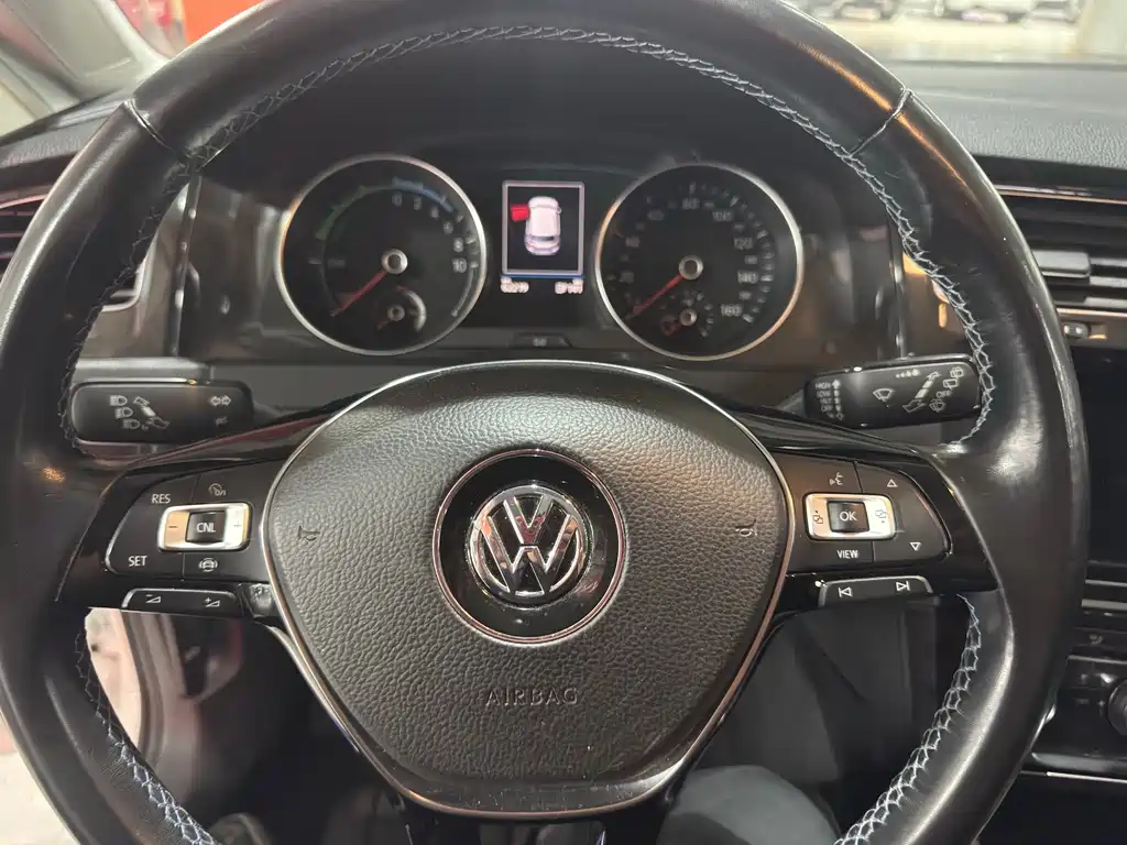 Volkswagen Golf EV — миниатюра 13