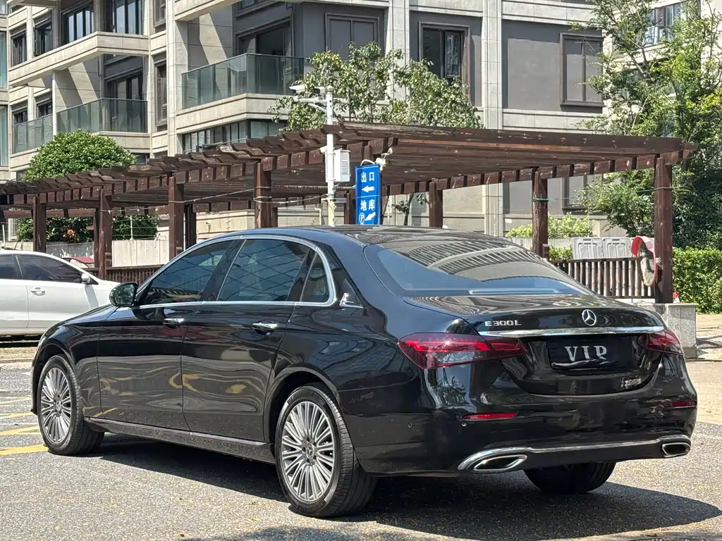 Mercedes-Benz E-Class — миниатюра 12