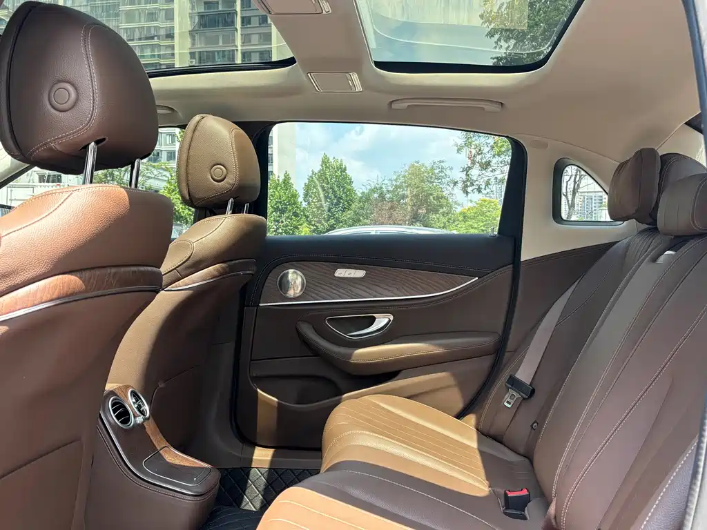 Mercedes-Benz E-Class — миниатюра 9