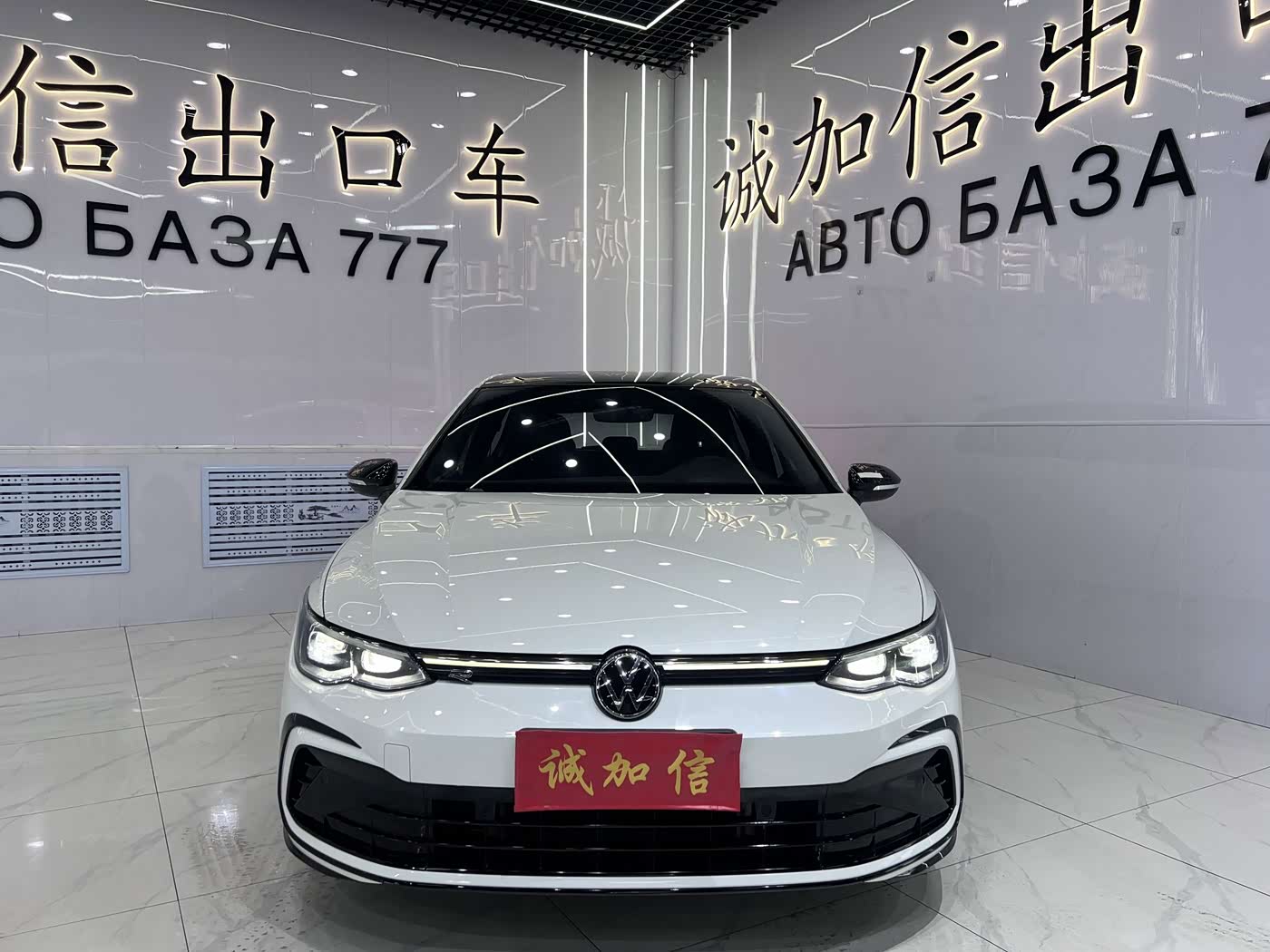 Volkswagen Golf 1.4 л 2022 г. Белый, пробег 22000 км